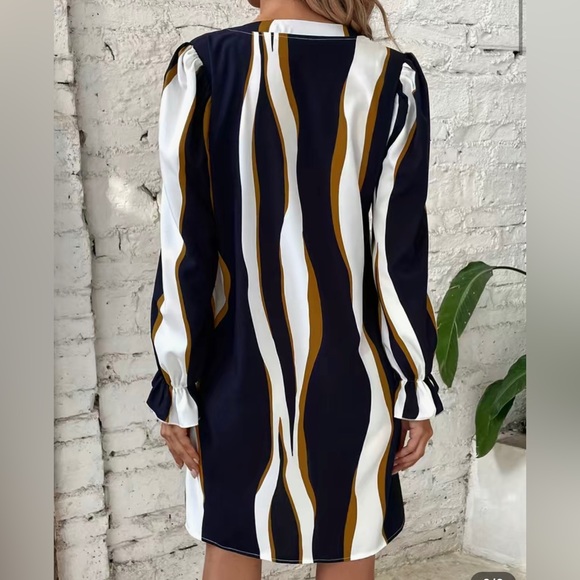 Wavy Stripe Midi Dress - Picture 3 of 4